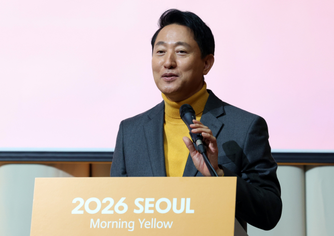 오세훈 서울시장이 더불어민주당의 차기 서울시장 후보로 부상한 정원오 서울 성동구청장을 향해 "조금은 다른 주자들과 차별화되는 입장을 보인다고 평가한다"고 밝혔다. 사진은 지난 2일 오 시장이 서울 중구 서울시청 대회의실에서 열린 2026 서울색, 서울빛 기자설명회에 참석해 2026 서울색인 Mornig Yellow를 소개하는 모습. /사진=뉴시스