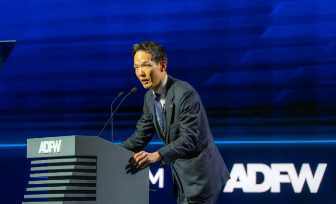 김동원 한화생명 사장이 8일(현지시간 기준) ADFW 2025 글로벌 마켓 서밋 에서 개회사를 진행하고 있다./사진=한화생명 
