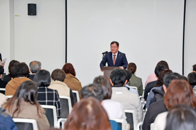 이승화 산청군수가 8일 열린 의료요양 통합돌봄 사업 설명회에서 인사말을 건네고 있다./사진=산청군 