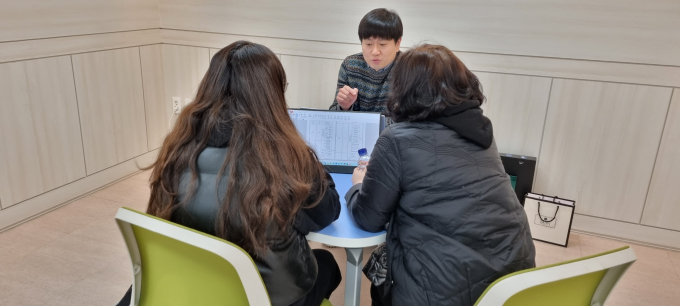 경북도교육청 관계자가 정시 대비 맞춤형 상담을 하고 있다./사진제공=경상북도교육청