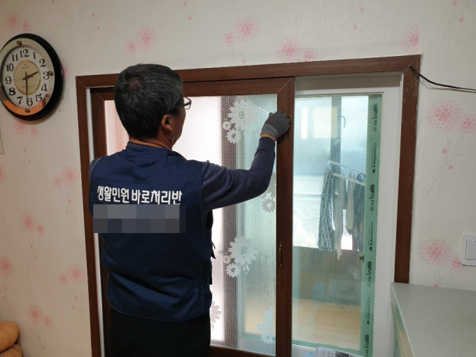 영양군 생활민원 바로처리반 관계자가 창문을 수리하고 있다./사진제공=경북 영양군