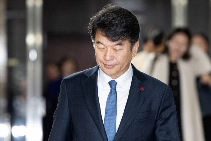 더불어민주당이 인사 청탁 논란에 휩싸인 문진석 원내운영수석부대표를 재신임하는 방향으로 가닥을 잡은 것으로 알려졌다. 사진은 지난 8일 문 수석이 서울 여의도 국회에서 열린 비공개 의원총회에 참석하는 모습. /사진=뉴스1