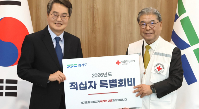 김동연 경기도지사(왼쪽)가 9일 이재정 대한적십자사 경기지사 회장에게 특별회비를 전달하고 있다. /사진제공=경기도 