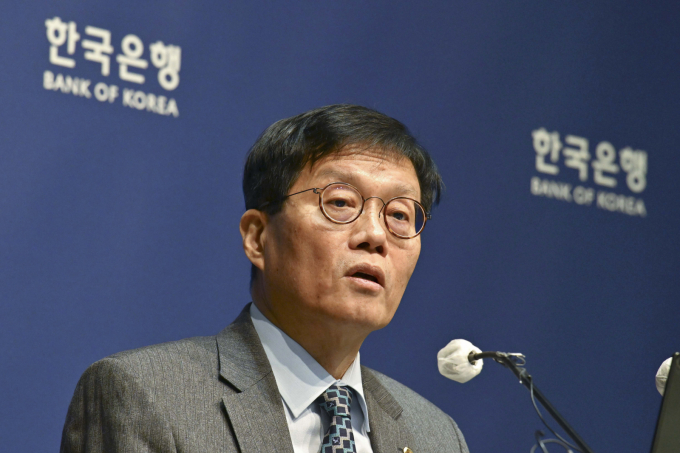  이창용 한국은행 총재가 27일 서울 중구 한국은행에서 열린 기자간담회에서 금리 동결 배경 등을 설명하고 있다./사진=뉴스1