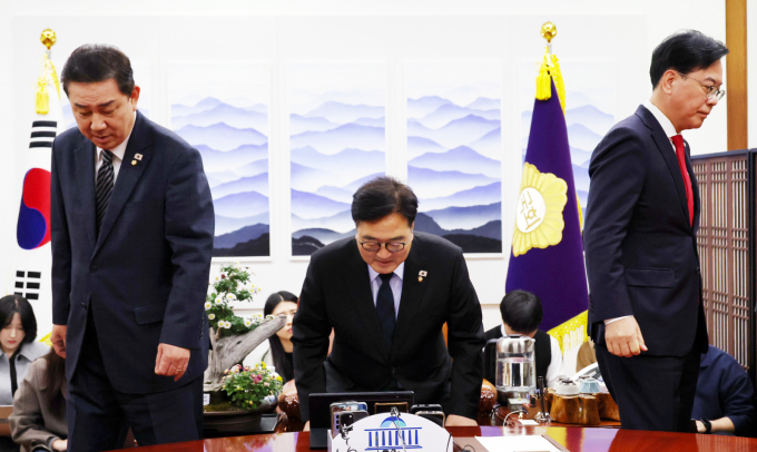 더불어민주당과 국민의힘이 9일 상정할 안건을 두고 합의점을 도출하지 못해 본회의 개의 시기를 오후 4시로 연기했다. 사진은 지난달 27일 우원식 국회의장(가운데)과 김병기 더불어민주당(왼쪽), 송언석 국민의힘 원내대표가 서울 여의도 국회 의장실에서 열린 여야원내대표 회동에서 기념촬영을 마친후 각자 자리로 돌아가는 모습. /사진=뉴스1(공동취재)