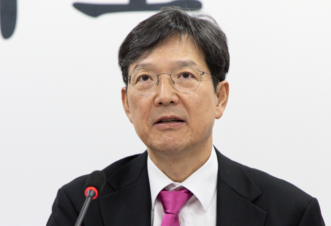유명 피부과 전문의 함익병 원장이 방송인 박나래의 이른바 '주사 이모 논란'과 관련해 의료법 위반 가능성을 지적했다. 사진은 지난 3월 서울 여의도 국회에서 열린 개혁신당 선거관리위원회 2차 회의에 참석한 함익병 피부과 전문의. /사진=뉴스1