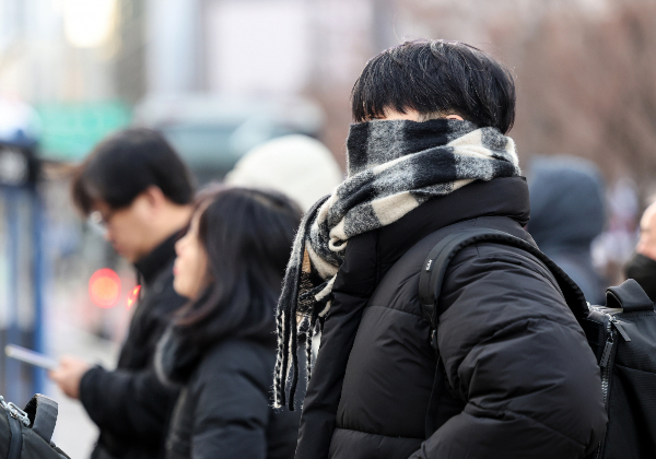10일 전국에 구름이 많다가 밤부터 차차 흐려지겠다. 사진은 전국 대부분 기온이 영하권의 추운 날씨를 보인 지난 3일 서울 종로구 광화문네거리에서 두터운 옷차림을 한 시민들이 발걸음을 옮기고 있는 모습. /사진=뉴스1