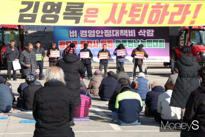 전국농민회 광주전남연맹 등 지역 농민단체는 9일 전남도의회 앞에서 집회를 열어 전남도와 도의회의 벼 경영안정대책비 50% 삭감에 항의집회를 하고 있다./사진=홍기철기자