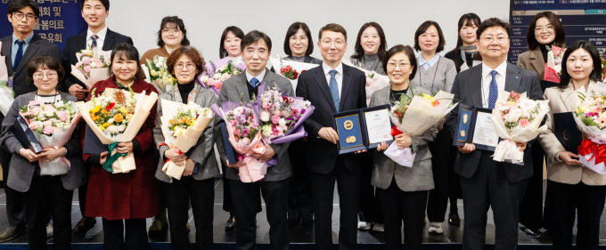 9일 김성중 경기도 행정1부지사(앞줄 왼쪽에서 다섯 번째)가 표창을 받은 유공자들과 기념촬영하고 있다. /사진제공=경기도