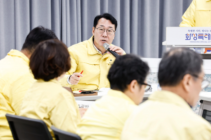 9일 정명근 화성특례시장이 동탄숲 생태터널 관련 재난안전대책본부 회의에서 지시사항을 전달하고 있다. /사진제공=화성특례시