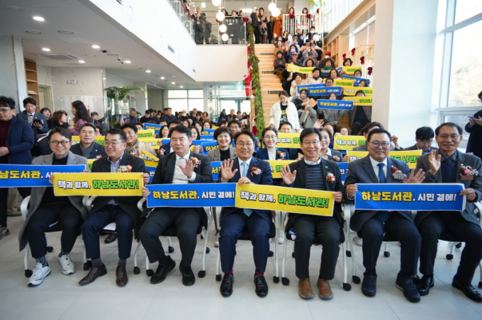 강기정 광주시장(앞줄 왼쪽 네번째)이 9일 광산구 첫 시립도서관인 하남도서관 개관식에 참석해 참석자들과 함께 기념촬영을 하고 있다./사진=광주시