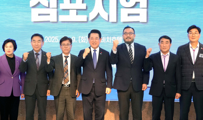 김영록 전라남도지사(왼쪽 네번째)가 9일 목포 신안비치호텔에서 열린 ‘해상풍력사업 국민 100조 펀드 도약 심포지엄’에 참석해 주요내빈과 기념촬영을 하고 있다./사진제공=전남도