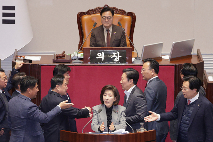  국민의힘이 9일 본회의에 상정되는 모든 법안에 대해 필리버스터에 돌입했다. 사진은 9일 나경원 국민의힘 의원이 서울 여의도 국회에서 열린 제429회국회(정기회) 제16차 본회의에서 가맹사업거래의 공정화에 관한 법률 일부개정법률안에 대한 필리버스터를 하는 가운데 여야 의원들이 충돌하는 모습. /사진=뉴스1