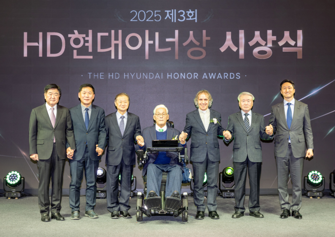 왼쪽 첫 번째 권오갑 HD현대1%나눔재단 이사장, 네 번째 대상 수상자 정덕환 씨, 일곱 번째 HD현대 정기선 회장의 모습. /사진=HD현대