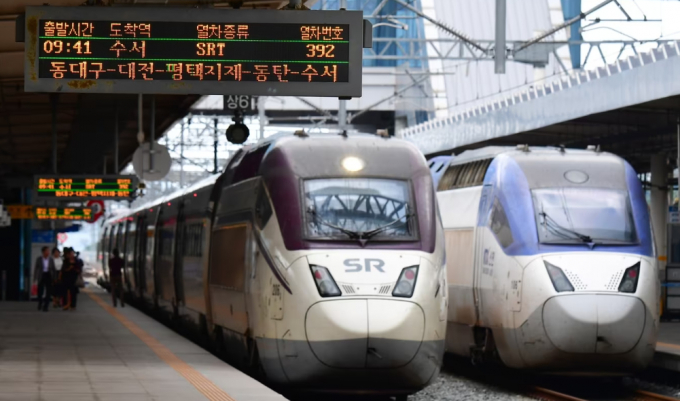 경북 포항역 플랫폼에서 출발을 기다리는 수서행 SRT‧KTX고속열차 모습(자료). /사진=뉴스1