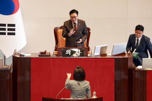 정기국회 마지막 날 본회의가 여야의 대치 속에 끝났다. 사진은 지난 9일 우원식 국회의장이 서울 여의도 국회에서 열린 제429회국회(정기회) 제16차 본회의에서 나경원 국민의힘 의원이 가맹사업거래의 공정화에 관한 법률 일부개정법률안에 대한 필리버스터를 하던 중 의제와는 관련없는 발언을 이어가자 언쟁을 벌이고 있는 모습. /사진=뉴시스