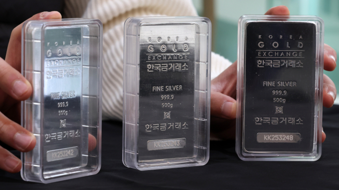은값이 온스당 60달러(약 8만8230원)를 사상 처음으로 넘어섰다. 사진은 지난 9일 서울 종로구 한국금거래소에서 직원이 실버바를 선보인 모습. /사진=뉴시스
