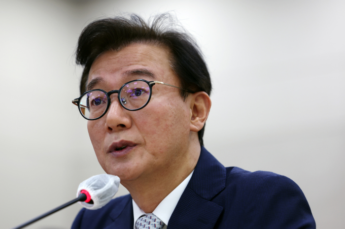 통일교 금품수수 의혹이 제기된 전재수 해수부 장관이 자신의 페이스북에 "관련 의혹은 전부 허위"라고 글을 올렸다. 사진은 지난 10월30일 전 장관이 서울 여의도 국회 농림축산식품해양수산위원회에서 열린 해양수산부 등에 대한 종합감사에서 질의에 답하는 모습. /사진=뉴시스