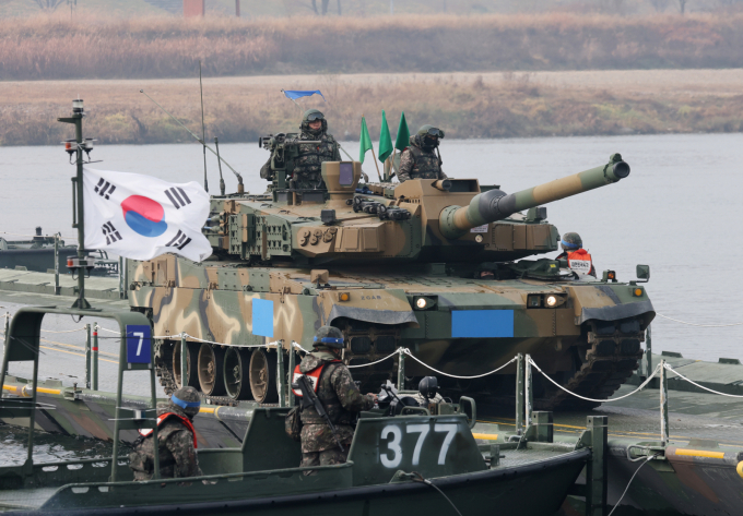경기 여주시 남한강 일대 훈련장에서 호국훈련의 일환으로 실시한 도하훈련에서 육군 제7공병여단 장병들과 제8기동사단 장병들이 부교 도하 훈련을 하고 있다. /사진=뉴스1