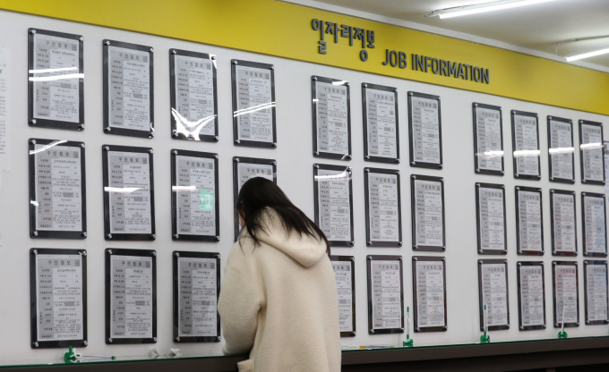 11월 취업자 수가 전년 동기 대비 22만명 넘게 늘어나며 고용 개선 흐름이 이어졌다. 다만 서비스업 중심의 증가 속에 제조업과 건설업 부진, 청년층 고용 악화는 지속됐다. 사진은 지난 8일 서울 마포구 서부고용복지센터에서 시민들이 일자리 정보를 열람하고 있는 모습. /사진=뉴시스