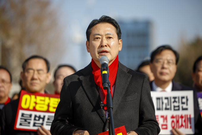국민의힘이 10일 더불어민주당이 추진하는 쟁점 법안을 저지하기 위해 천막농성에 돌입한다. 사진은 지난 2일 장동혁 국민의힘 대표가 서울 서초구 서울중앙지방법원에서 열린 추경호 의원 구속영장 청구 규탄대회에서 발언하는 모습. /사진=뉴시스
