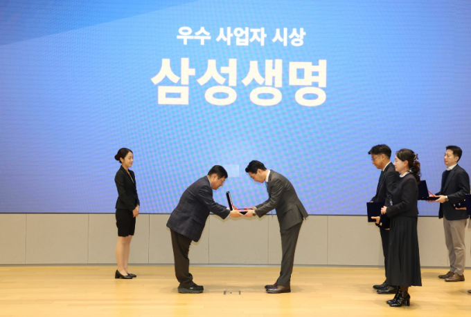 지난 12월 1일 삼성금융캠퍼스에서 열린  '퇴직연금발전협의회 정기총회 사업자평가 시상'에서 삼성생명 장정수 연금3사업부장이 보험업권 우수 사업자 선정에 따른 상장을 수여받고 있다./사진=삼성생명 