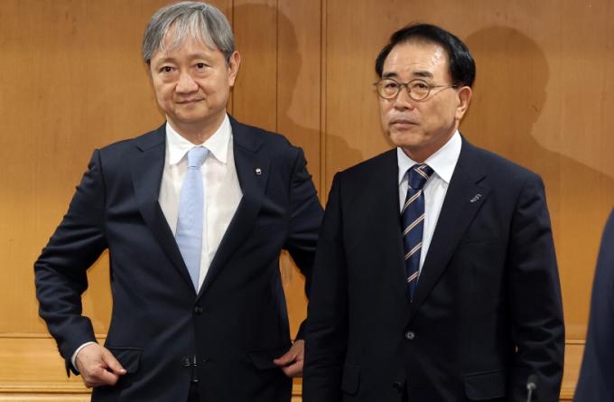 이찬진 금융감독원장이 10일 오후 서울 중구 은행연합회에서 열린 금융지주 회장들과 간담회에서 통할관리책임자로 역할을 강조했다. 사진은 지난 9월28일 오후 열린 은행장들과의 간담회에서 조용병 전국은행연합회장과 입장하고 있는 이찬진 금감원장(왼쪽).  /사진=뉴스1 김명섭 기자