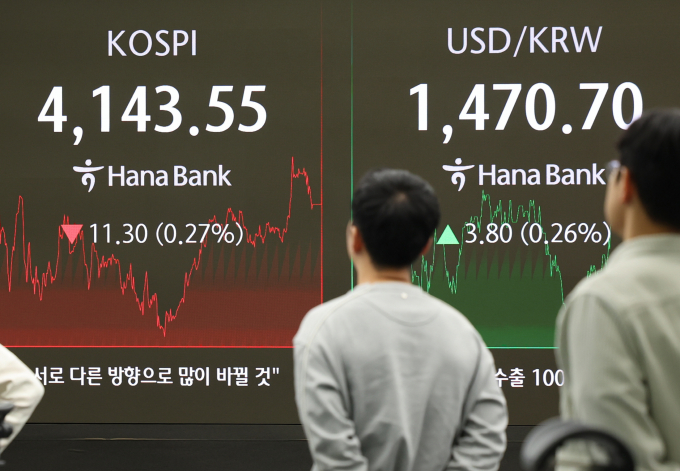 코스피가 10일 장 초반 전 거래일 보다 상승세를 보인 반면 코스닥은 소폭 내림세다. 사진은 지난 9일 서울 중구 하나은행 딜링룸. /사진=뉴시스