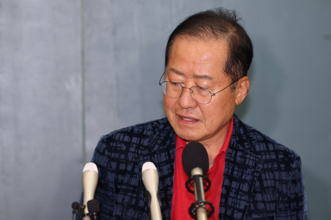 홍준표 전 대구시장이 한동훈 전 국민의힘 대표의 가족이 연루됐다는 의혹이 제기된 국민의힘 당원 게시판 사태에 대해 "비열한 양아치 행태. 정치권에서 퇴출돼야 한다"고 비난했다. 사진은 지난 6월17일 홍 전 시장이 인천 중구 인천국제공항 제1터미널을 통해 귀국해 발언하는 모습. /사진=뉴시스
