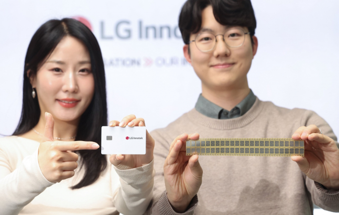 LG이노텍 직원이 성능은 높이면서도 탄소배출을 절반으로 줄인 '차세대 스마트 IC 기판'을 선보이고 있다. /사진=LG이노텍