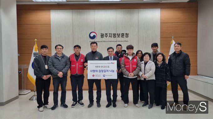 이규채 LG이노텍 노조 광주지부장을 비롯한 노동조합 봉사단은 지난 9일 광주지방보훈청을 방문해 김석기 광주보훈청장에게 사랑의 김장김치를 전달하고 있다/사진=광주지방보훈청 제공.