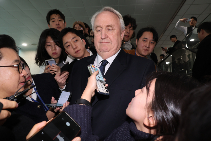 인요한 국민의힘 국회의원이 10일 "모든 기득권을 내려놓고 본업에 복귀해 국민 통합과 국가 발전에 기여하고자 한다"며 의원직 사퇴를 선언했다. 사진은 인 의원이 서울 여의도 국회 소통관에서 의원직 사퇴 기자회견을 마치고 취재진 질문을 받는 모습. /사진=뉴시스