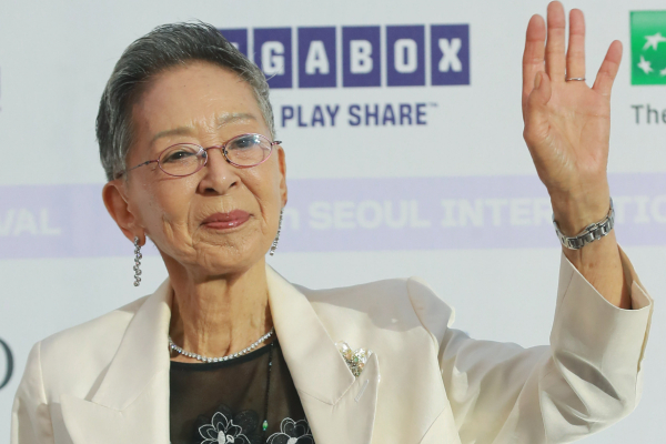 원로배우 김지미가 별세했다. 사진은 2022년 8월25일 오후 김지미가 서울 마포구 문화비축기지에서 진행된 제24회 서울국제여성영화제 개막식에 참석해 포즈를 취하고 있는 모습. /사진=머니투데이