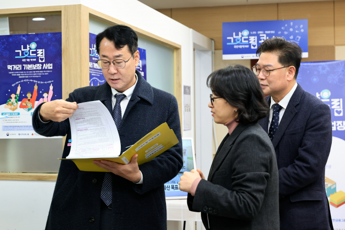 10일 정명근 화성특례시장(왼쪽 첫 번째)이 나래울마켓 내 먹거리기본코너 현장을 점검 하고 있다. /사진제공=화성특례시
