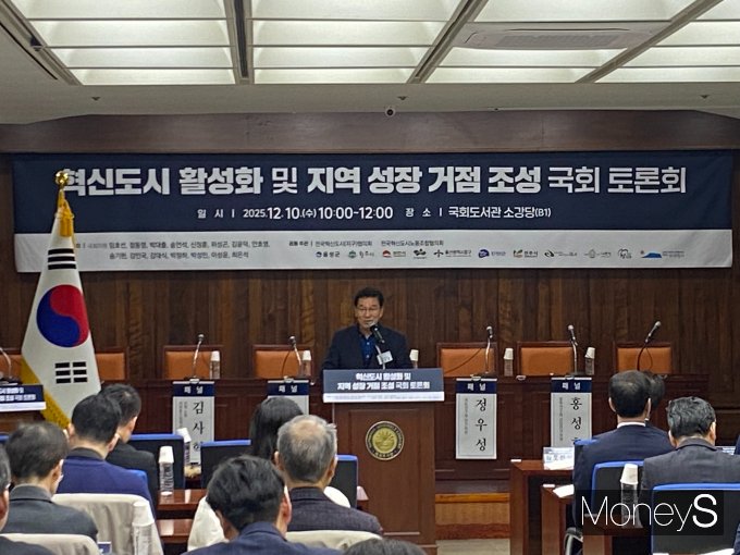 토론회에 참여한 공공기관 관계자들은 이날 제시된 안건들을 검토하겠다고 약속했다. 사진은 개회사를 하고 있는 신정훈 의원. /사진=최성원 기자