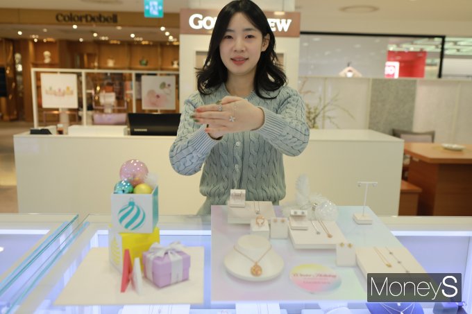 롯데백화점 광주점 2층 골든듀 매장 직원이 크리스마스를 앞두고 소중한 연인을 위한 선물로 좋은 쥬얼리 상품을 선보이고 있다/사진=롯데백화점 홍보 3팀 제공.