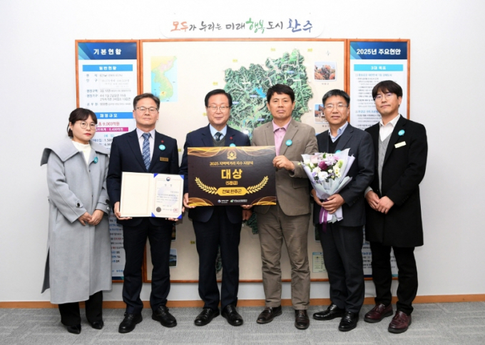  농림축산식품부 주최로 열린 '2025년 지역먹거리 지수' 평가에서 대상울 수상한 완주군청 관계자들과 유희태 완주군수(왼쪽 세번째)가 기념촬영을 하고 있다./사진제공=완주군