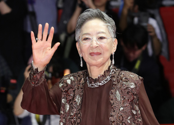 원로 배우 김지미가 별세한 가운데 그가 남긴 발자취에 이목이 쏠린다. 사진은 2019년 10월 제24회 부산국제영화제 개막식에서 인사하는 배우 김지미 모습. /사진=뉴스1