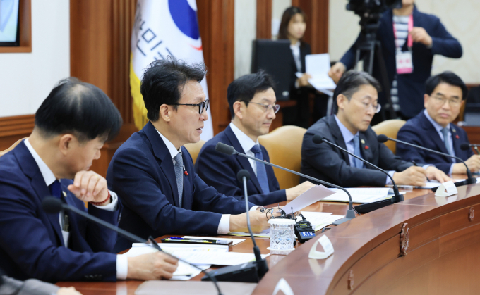 정부가 AI 기반 딥페이크 허위영상 과장광고 근절을 위해 플랫폼 등에 대한 AI 생성물 표시제를 신설하고 광고 송출을 즉시 중단하는 대응체계를 마련했다. 사진은 10일 김민석 국무총리가 서울 종로구 정부서울청사에서 열린 국가정책조정회의에서 발언하는 모습. /사진=뉴스1