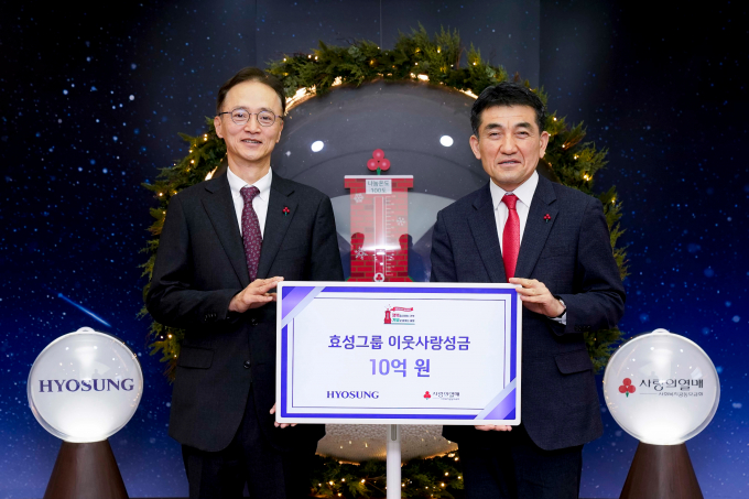 10일 효성이 연말 이웃사랑 성금 10억원을 사회복지공동모금회에 기탁했다. 이정원 효성 커뮤니케이션실장(왼쪽부터), 황인식 사회복지공동모금회 사무총장이 기념촬영을 하는 모습. /사진=효성