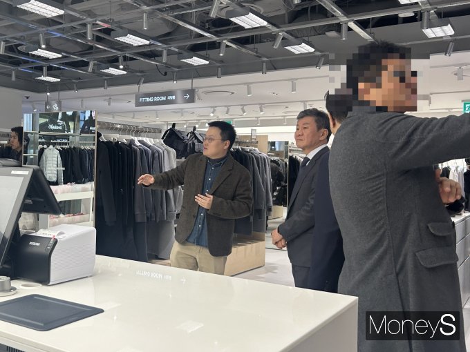 조만호 무신사 대표(왼쪽)가10일 오전 무신사 메가스토어 용산을 방문한 정몽규 HDC 회장에게 매장을 소개하고 있다. /사진=고현솔 기자