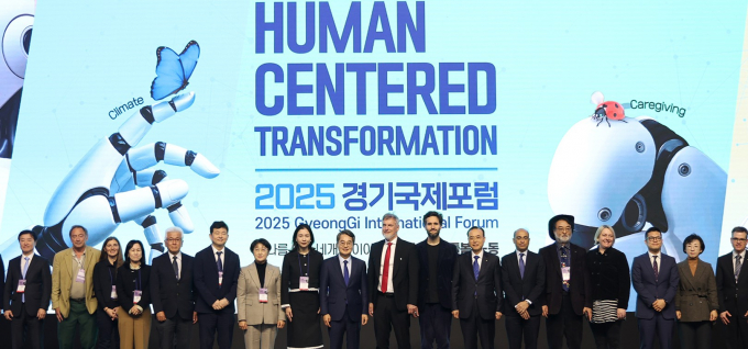 10일 개막한 경기국제포럼 개막식에서 김동연 경기도지사와 주요 참석자들이 기념촬영하고 있다. /사진제공=경기도