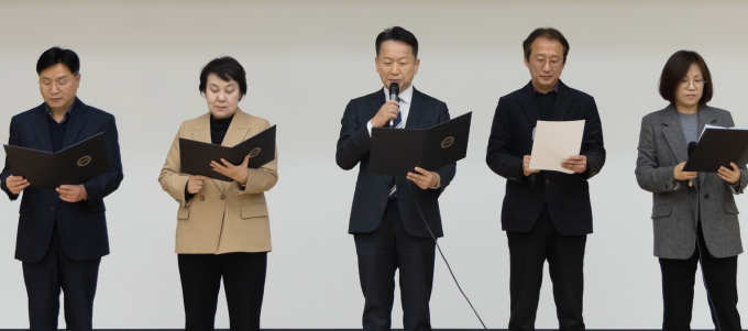 고영인 경제부지사(가운데)가 10일 인권단체 관계자 등과 제3차 경기도 인권기본계획을 선포하고 있다. /사진제공=경기도