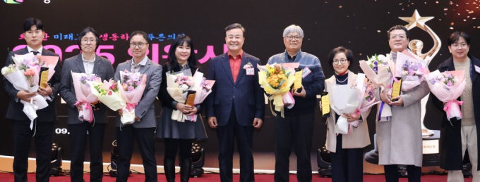 김성제 의왕시장(가운데)이 지난 9일 시청에서 열린 우수 중소기업 시상식에서 수상자들과 기념촬영하고 있다. /사진제공=의왕시