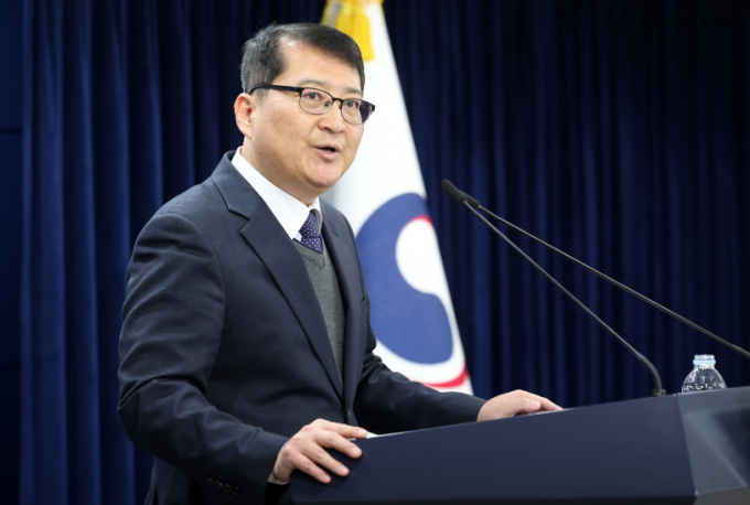 김경우 과학기술정보통신부 전파정책기획과장이 10일 오후 서울 종로구 정부서울청사에서 이동통신 주파수 재할당 세부 정책방안과 관련 브리핑을 하고 있다. /사진=뉴시스