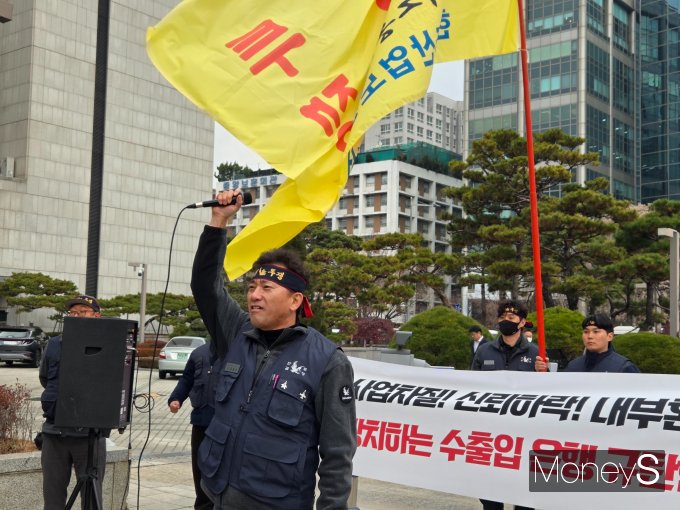 김승구 KAI 노조위원장은 10일 서울 여의도 한국수출입은행 본점 앞에서 열린 '사장 인선 촉구' 집회에서 발언하고 있다. /사진=최유빈 기자