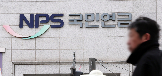 국민연금이 이지스자산운용 인수 과정에 문제를 제기하고 나섰다. 10일 일부 매체는 국민연금이 매각 과정에서 국민염금이 출자한 펀드 관련 보고서를 사전 동의 없이 원매자에게 공개한 점을 항의한 것으로 알려졌다. 사진은 서울 서대문구 국민연금공단 서울북부지역본부. /사진=뉴스1