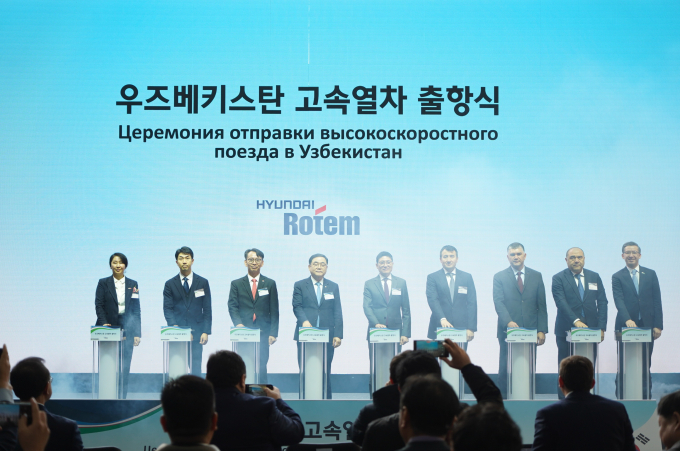 10일 경남 창원시 마산항에서 열린 ‘우즈벡 고속차량 초도 편성 출항식’에서 관계자들이 기념촬영을 하고 있다. 오른쪽부터 알리셰르 압두살로모프 주한 우즈베키스탄 대사, 주파르 나르줄라예프 우즈베키스탄 철도청장, 자수르벡 초리예프 우즈베키스탄 교통부 차관, 잠시드 호자예프 우즈베키스탄 경제부총리, 김정훈 현대로템 레일솔루션사업본부장, 허성무 더불어민주당 의원, 김영주 경상남도 경제부지사, 우정훈 국토부 철도정책과장, 아이다 이스마일로바 주한 키르기즈공화국 대사. /사진=현대로템