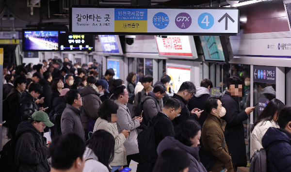 전국철도노동조합이 오는 11일 오전 9시부터 무기한 총파업에 돌입한다. 사진은 기사의 이해를 돕기 위한 서울 지하철 1호선~8호선을 운영하는 서울교통공사노조가 임금·단체협약 협상 결렬로 준법운행에 들어간 지난 1일 서울 중구 서울역에서 시민들이 지하철을 기다리고 있는 모습. /사진=뉴스1