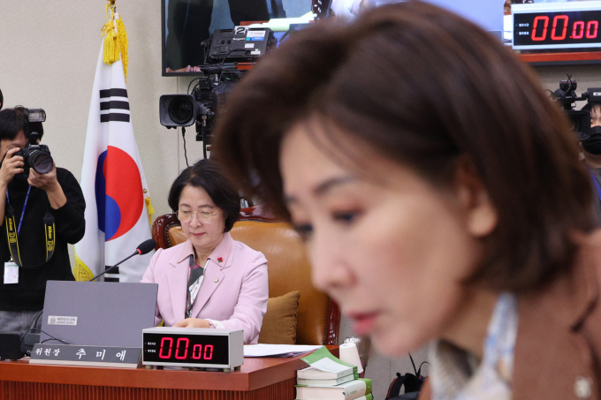 여야가 10일 국회 법제사법위원회 전체회의에서 본회의장 필리버스터를 둘러싸고 또다시 대립했다. 사진은 10일 추미애 국회 법사위원장과 나경원 국민의힘 의원이 서울 여의도 국회에서 열린 법사위 회의에 참석한 모습. /사진=뉴스1